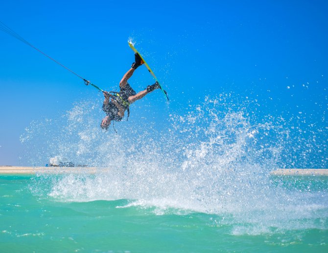 1657185956-qatartourism-kitesurfing2.jpg