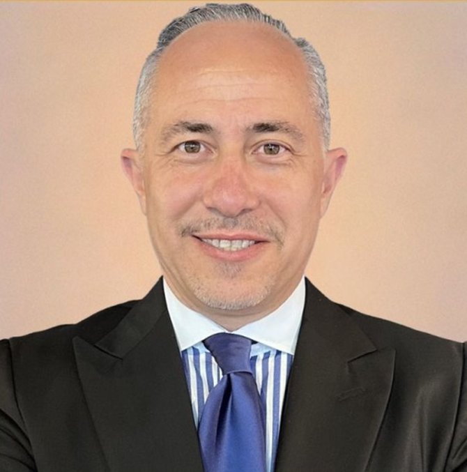 1786952088-erhan-ak-fark-holding-cfo-su.png