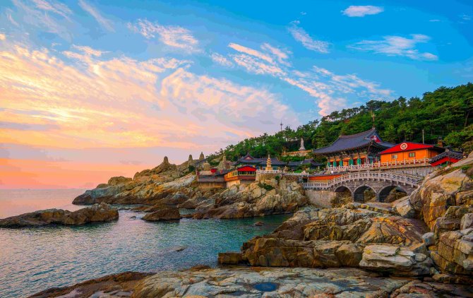 1787906529-dawn-busan-ehri-busan-g-ney-kore-deki-haedong-yonggungsa-tap-na.jpg