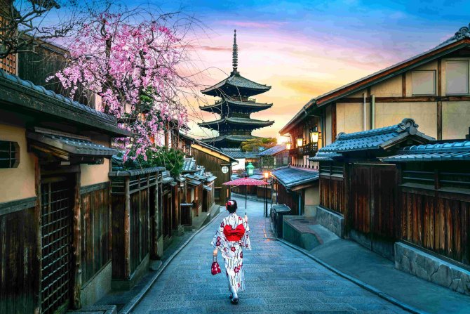 1787906554-japonya-n-n-kyoto-ehrindeki-yasaka-pagodas-nda-geleneksel-japon-kimonosu-giyen-bir-turist.jpg