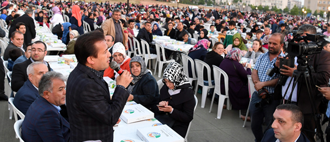 6-bin-kisilik-sokak-iftari-duzenledi-2017(1).jpg