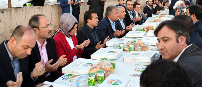 6-bin-kisilik-sokak-iftari-duzenledi-2017(2).jpg