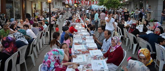 aydintepe-mahallesi-tuzla-belediyesinin-sokak-iftarinda-bulustu-(3).jpg