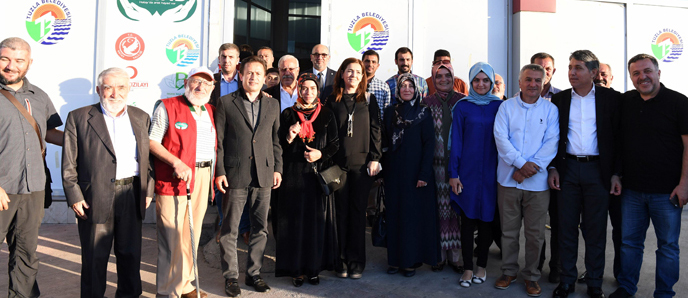 baskan-yazici-ve-esi-siginmacilara-yapilan-yardimlari-yerinde-inceledi-2016-(1).jpg