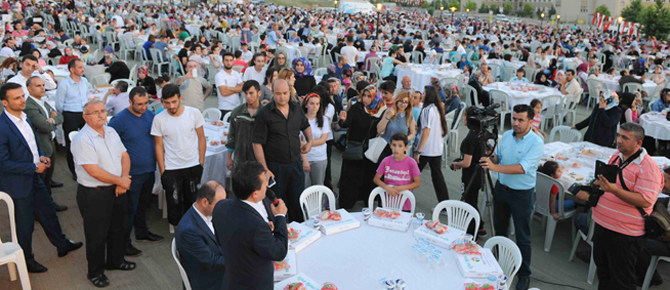 tuzla-belediyesi-toki-konutlarinda-6-bin-kisilik-sokak-iftari-duzenledi-(5).jpg